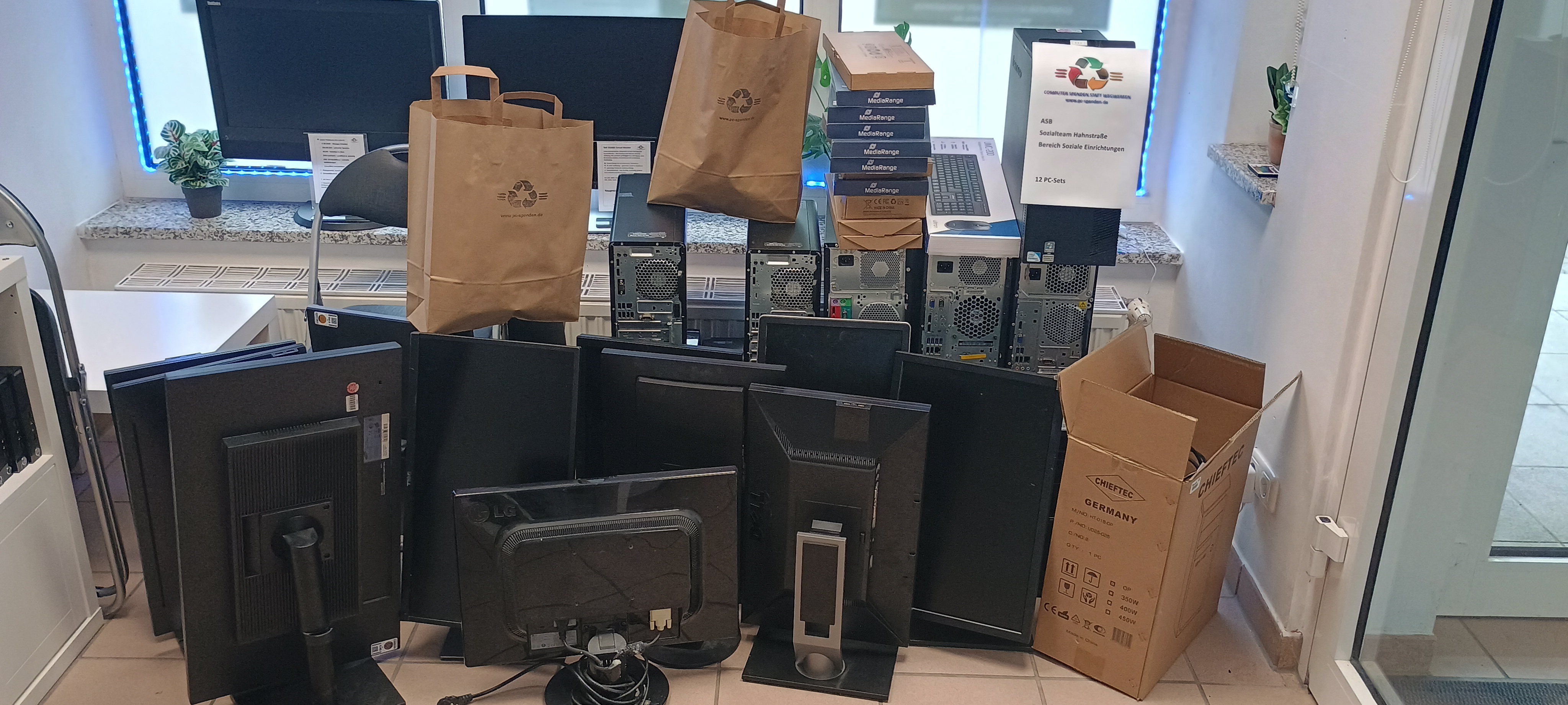 12 PC-Sets vorbereitet für den ASB